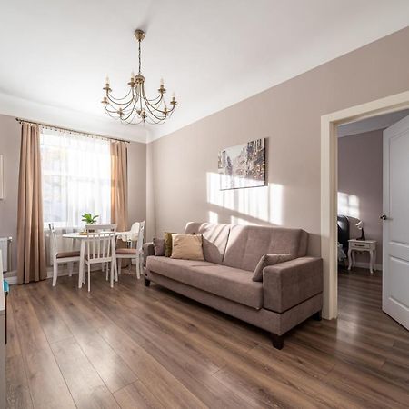 Stylish Latvian Classic 1-Bedroom Apartment Near City Center, Parks & Public Transport Links Riga Exterior foto