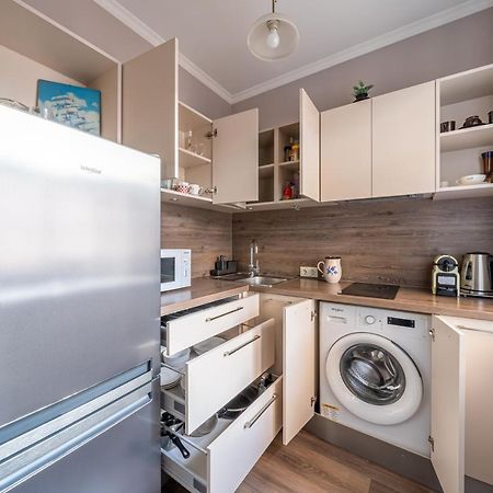 Stylish Latvian Classic 1-Bedroom Apartment Near City Center, Parks & Public Transport Links Riga Exterior foto