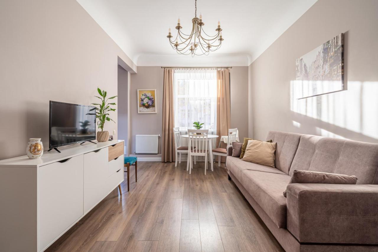 Stylish Latvian Classic 1-Bedroom Apartment Near City Center, Parks & Public Transport Links Riga Exterior foto