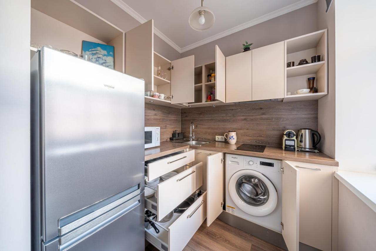 Stylish Latvian Classic 1-Bedroom Apartment Near City Center, Parks & Public Transport Links Riga Exterior foto