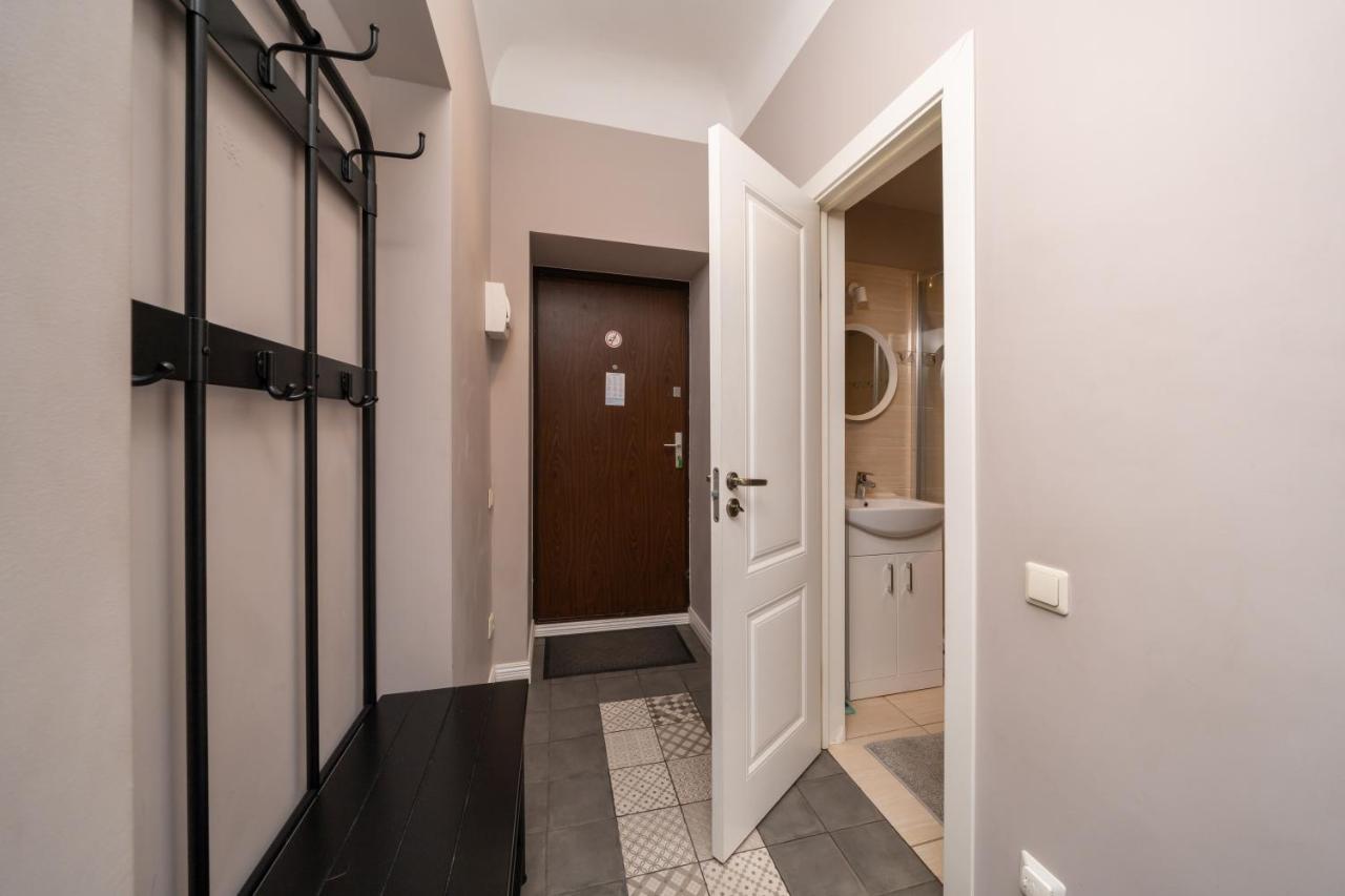 Stylish Latvian Classic 1-Bedroom Apartment Near City Center, Parks & Public Transport Links Riga Exterior foto