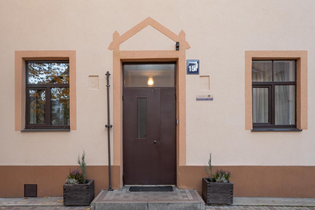 Stylish Latvian Classic 1-Bedroom Apartment Near City Center, Parks & Public Transport Links Riga Exterior foto