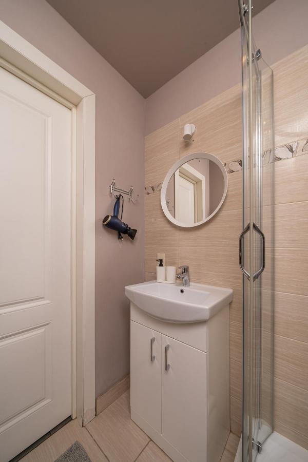 Stylish Latvian Classic 1-Bedroom Apartment Near City Center, Parks & Public Transport Links Riga Exterior foto