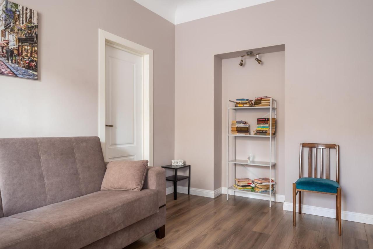 Stylish Latvian Classic 1-Bedroom Apartment Near City Center, Parks & Public Transport Links Riga Exterior foto