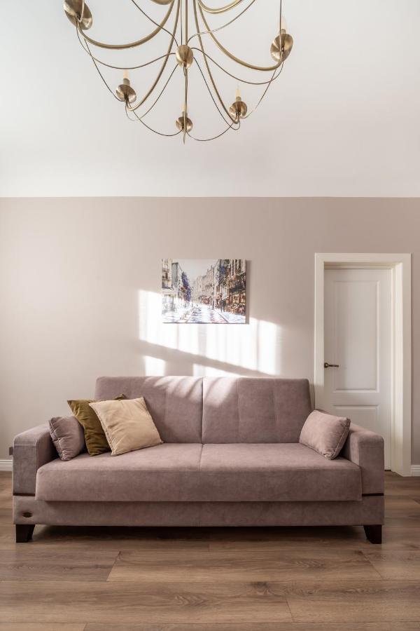 Stylish Latvian Classic 1-Bedroom Apartment Near City Center, Parks & Public Transport Links Riga Exterior foto