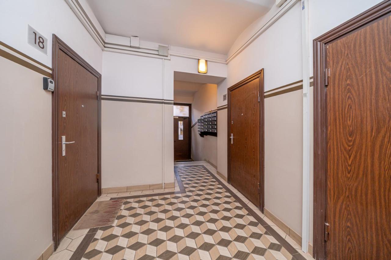 Stylish Latvian Classic 1-Bedroom Apartment Near City Center, Parks & Public Transport Links Riga Exterior foto